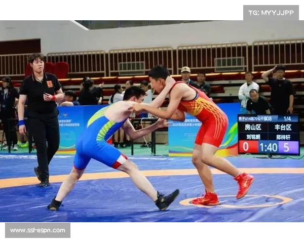 赛场内外：全国青少年摔跤公开赛的趣味互动瞬间