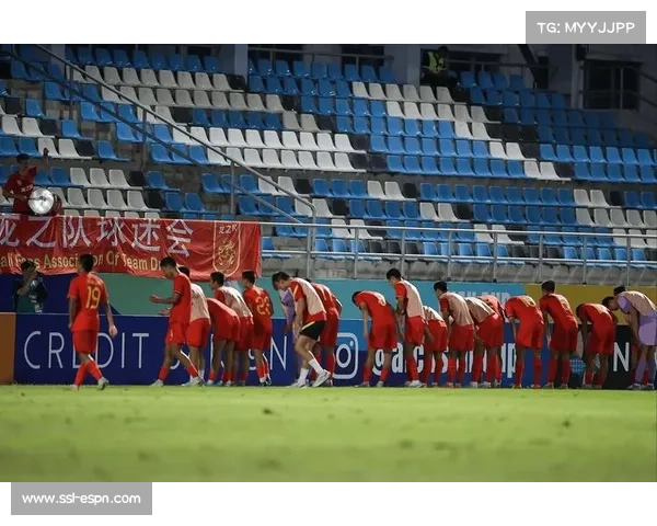 雨战中的坚守，纽卡斯尔联球迷客场高歌助威球队逆转